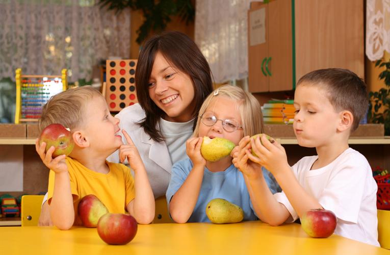 kids enjoying fruits