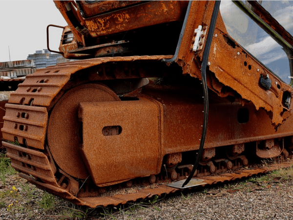 an excavator uses chain drive